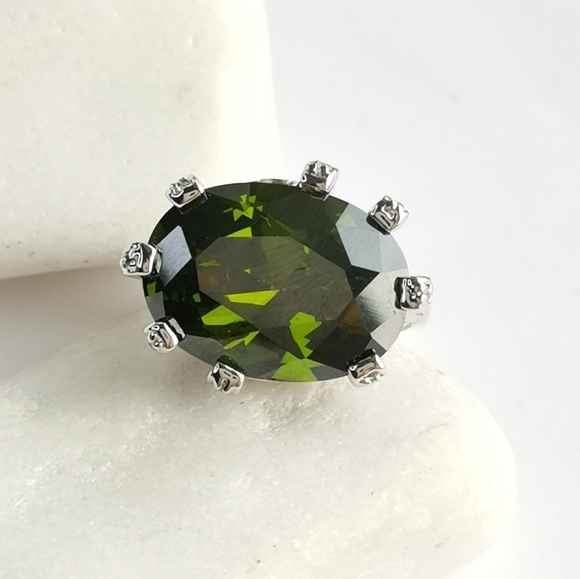Green CZ Cocktail ring sz 7 - Picture 1 of 6
